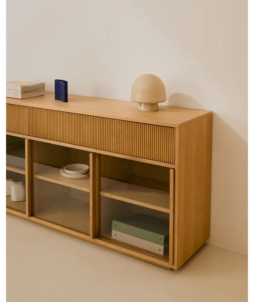 Witryna w dekorze dębu z drzwiami przesuwnymi w naturalnym kolorze 200x80x40 cm Helvine – Kave Home
