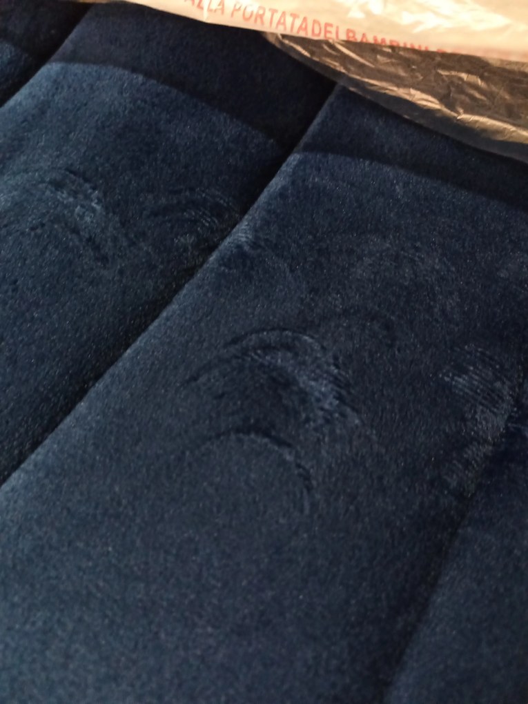 Promocja Niebieskie aksamitne krzesło LAVA z czarnymi nogami II gatunek