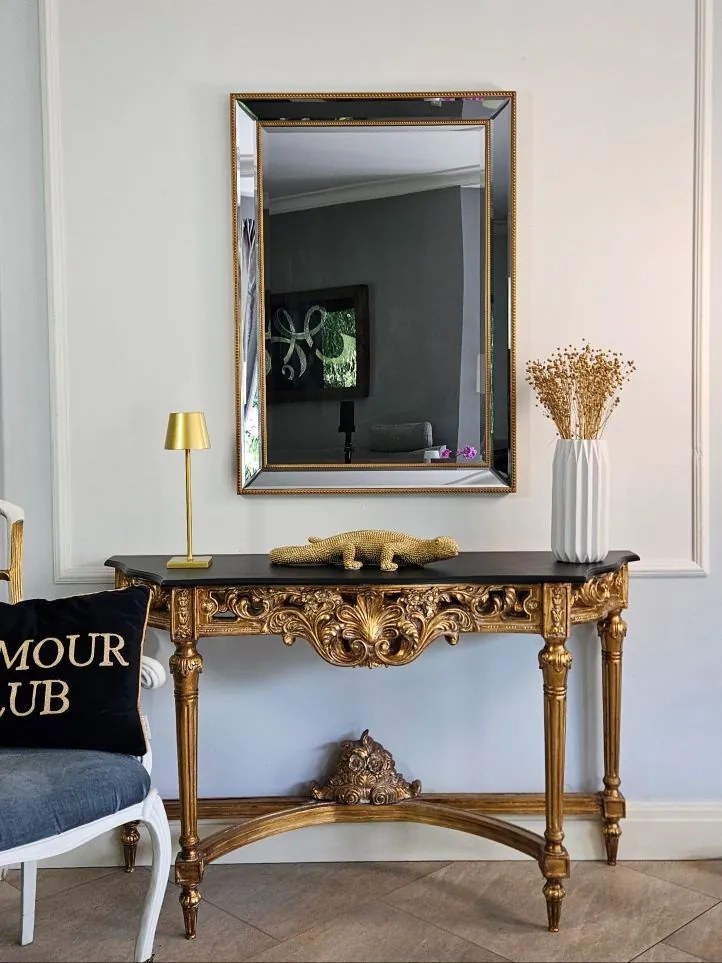 Barokowa konsola, kolor ciemnozłoty, czarny blat.