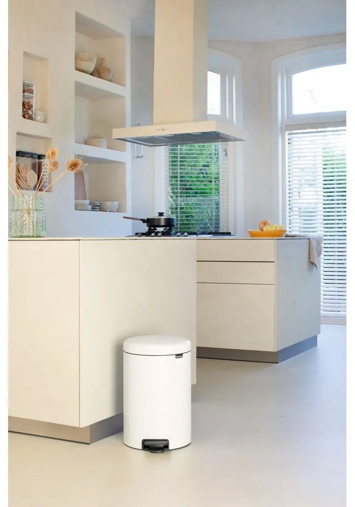 Biały stalowy kosz na śmieci z pedałem 20 l NewIcon – Brabantia