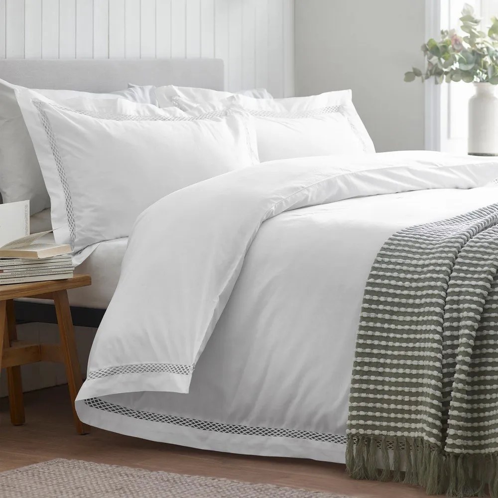 Biała pościel dwuosobowa 200x200 cm Classic Lattice Lace – Catherine Lansfield