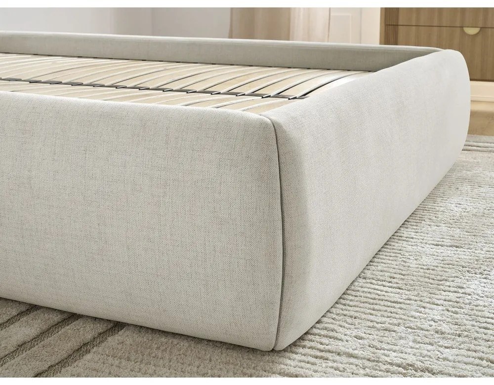 Beżowe tapicerowane łóżko dwuosobowe bez zagłówka ze schowkiem i stelażem 180x200 cm Inera – Bobochic Paris