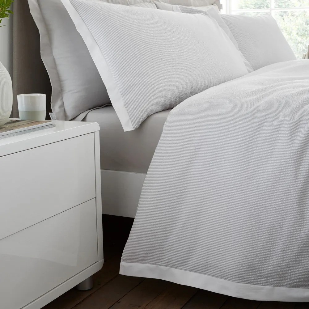 Jasnoszara pościel dwuosobowa z perkalu bawełnianego 3-częściowa 200x200 cm Seersucker Woven Stripe – Bianca