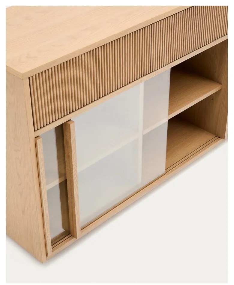 Witryna w dekorze dębu z drzwiami przesuwnymi w naturalnym kolorze 200x80x40 cm Helvine – Kave Home