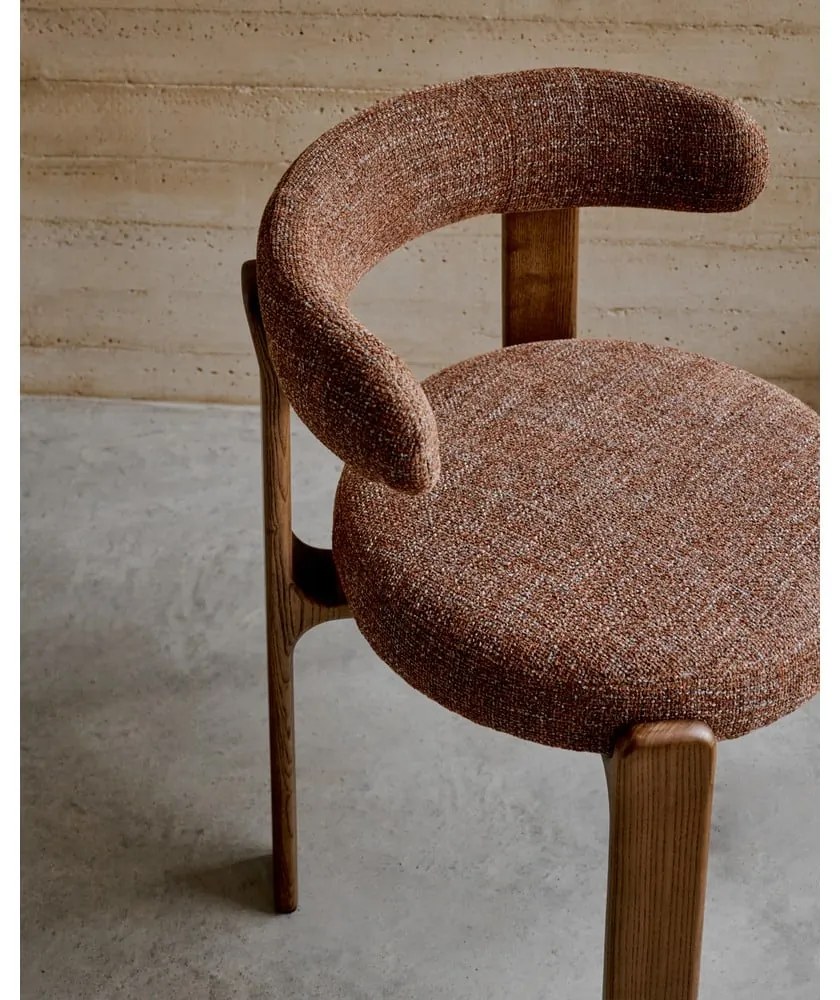 Brązowe krzesło z litego drewna jesionowego Granite – Kave Home