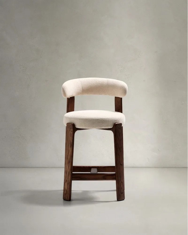 Hoker w kolorze beżowo-ciemnonaturalnym z litego drewna jesionowego (wysokość siedziska 65 cm) Granite – Kave Home