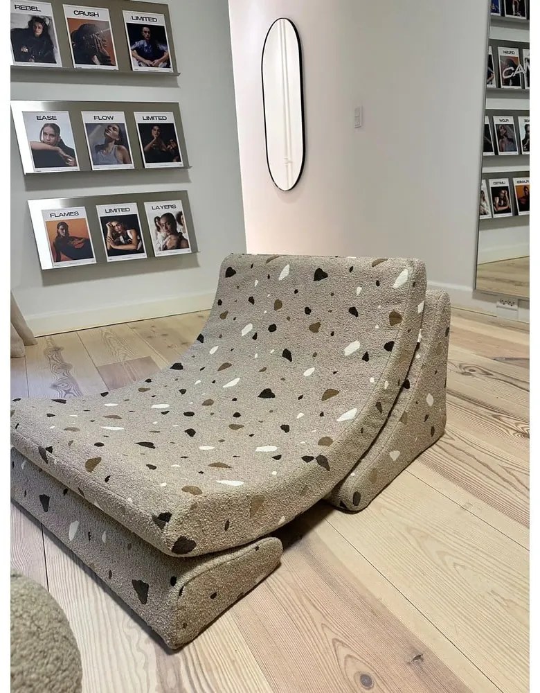 Jasnobrązowy fotel dziecięcy z materiału bouclé/z tkaniny szenilowej Terrazzo Moon – Wigiwama