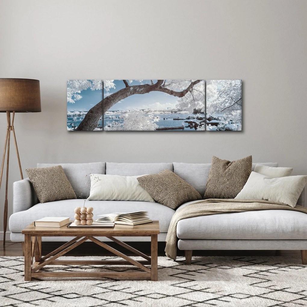 Obraz ośnieżonego drzewa nad wodą (170x50 cm)