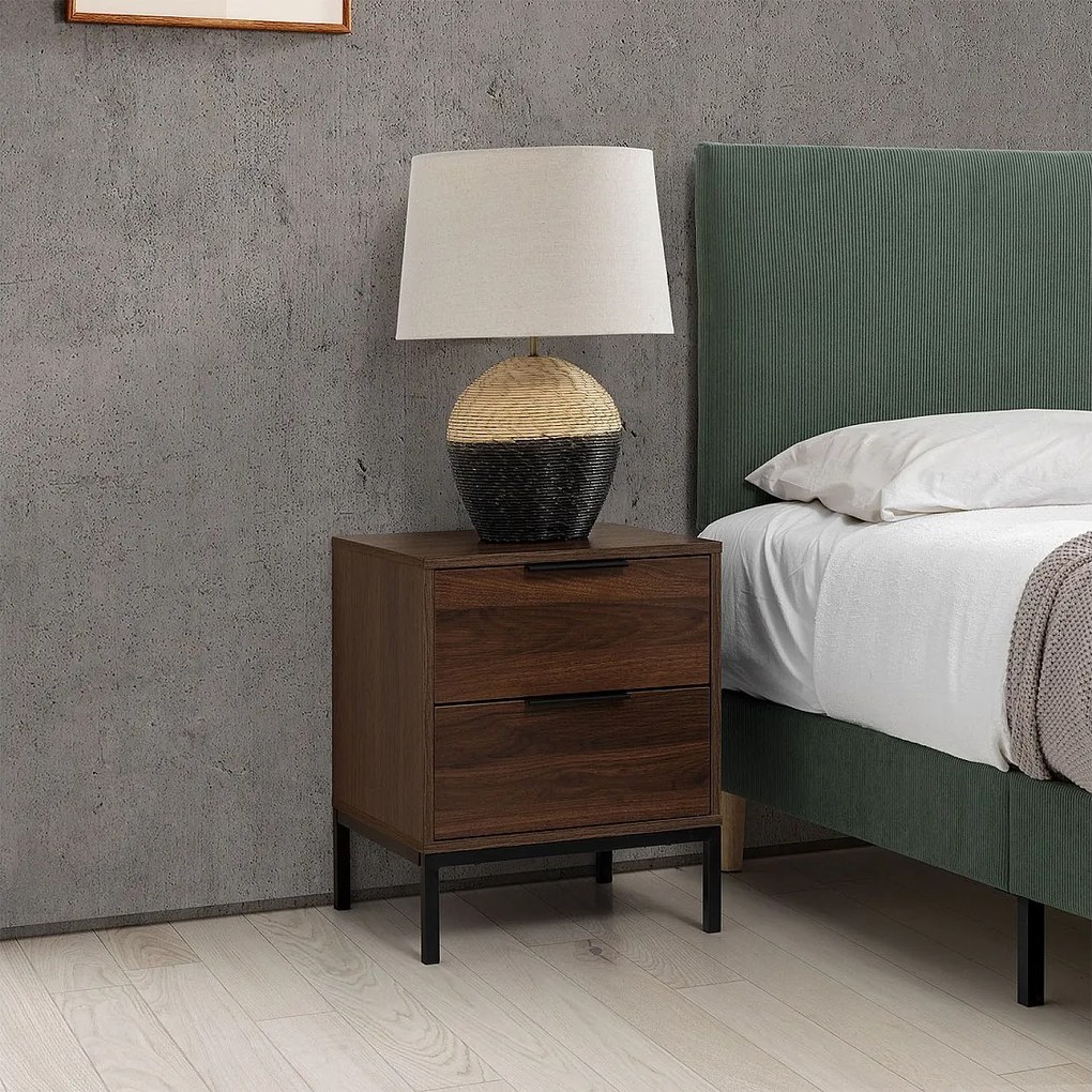 Stolik nocny Auri z dwoma szufladami w kolorze orzecha.