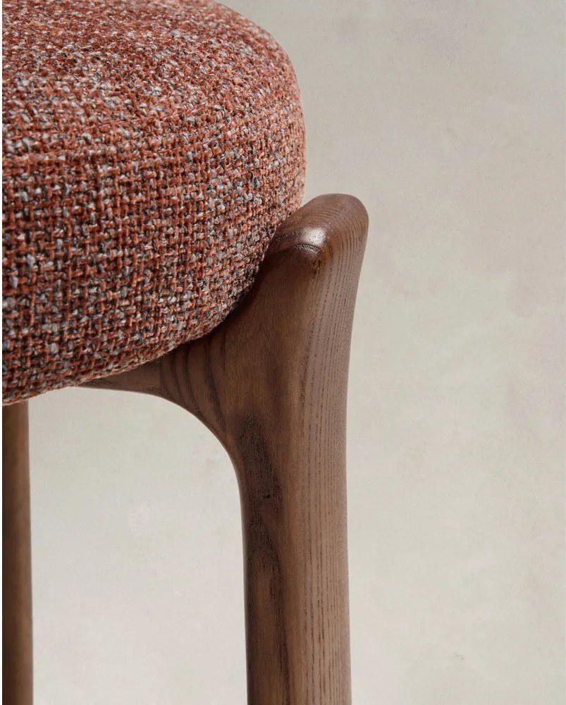 Brązowy/w ciemnym naturalnym kolorze hoker z litego drewna jesionowego (wysokość siedziska 65 cm) Granite – Kave Home