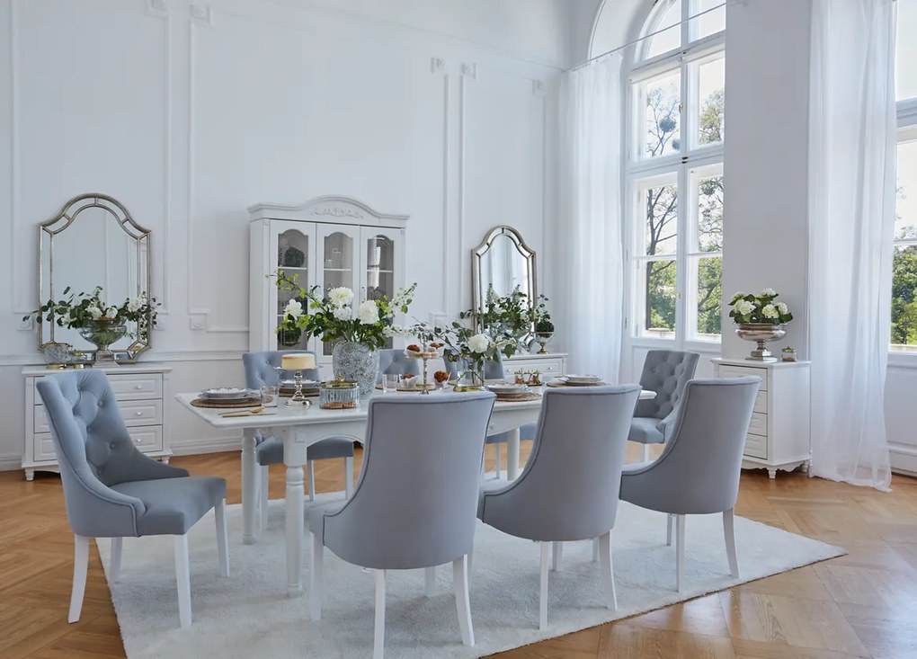 Elegancki biały stół do jadalni rozkładany Abigail 180x100x80 cm, wymiary po rozłożeniu 240x100 cm. Stół ma toczone nogi, jest zdobiony sztukaterią. Stół do salonu. Meble w stylu angielskim Victoria.