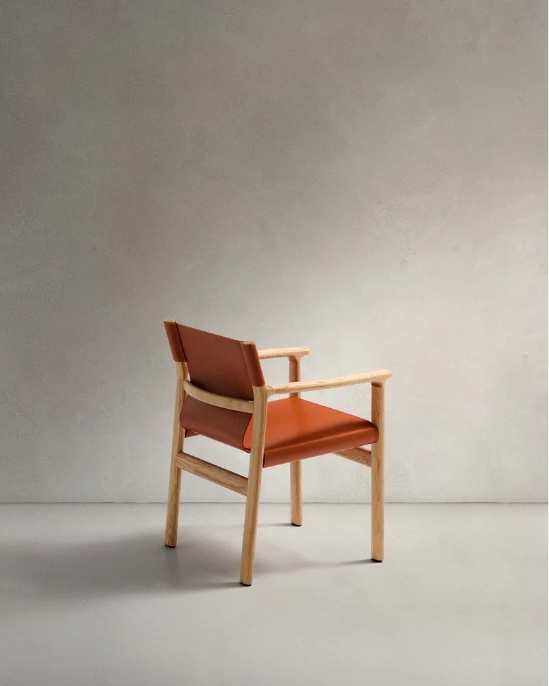 Koniakowe krzesło z litego drewna jesionowego z podłokietnikami Jan – Kave Home