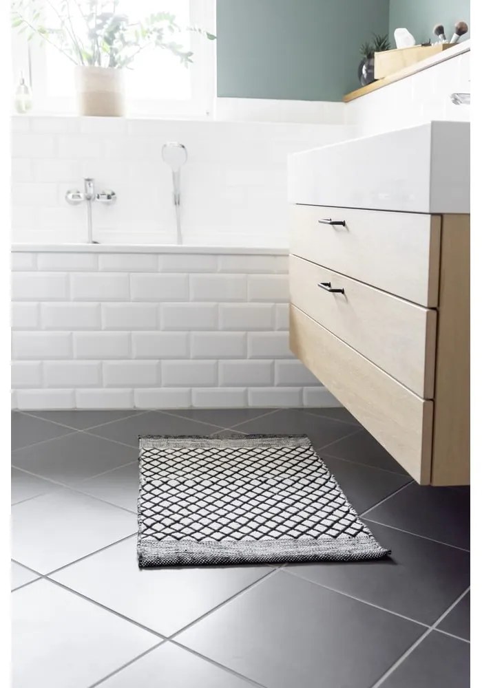 Czarno-biały dywanik łazienkowy z plastiku z recyklingu 50x80 cm Tara – Wenko