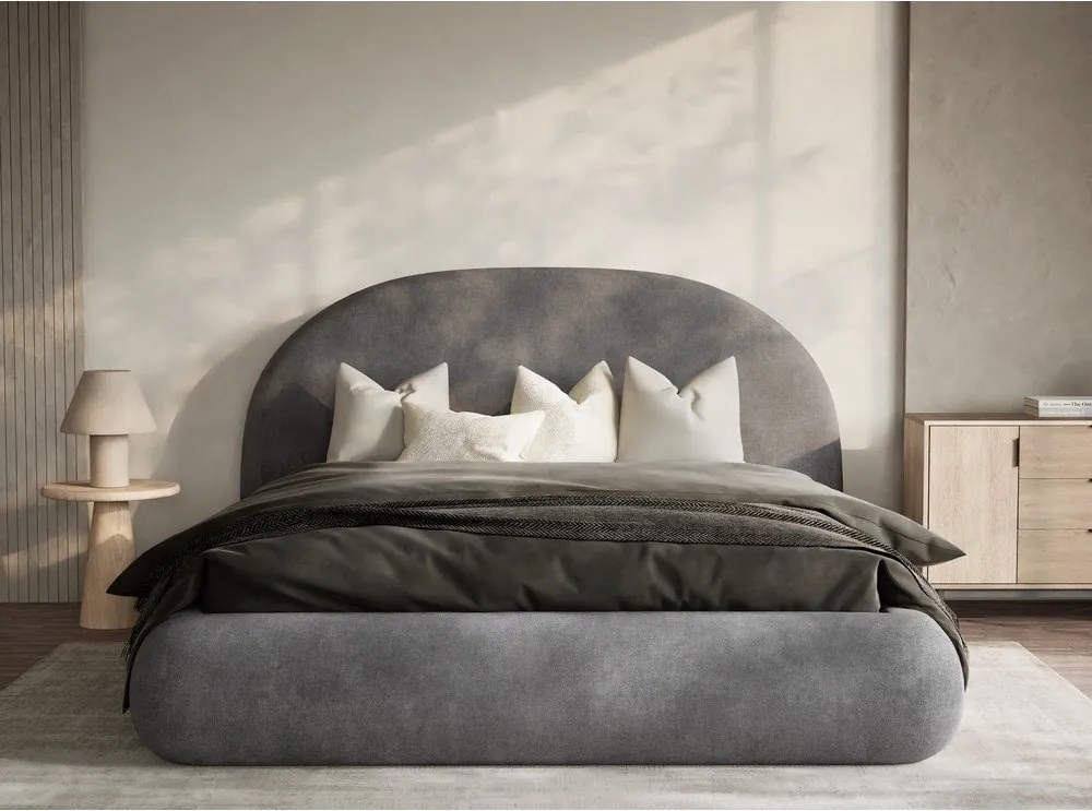 Szare tapicerowane łóżko dwuosobowe ze schowkiem i stelażem 160x200 cm Maumere – Maison de Rêve