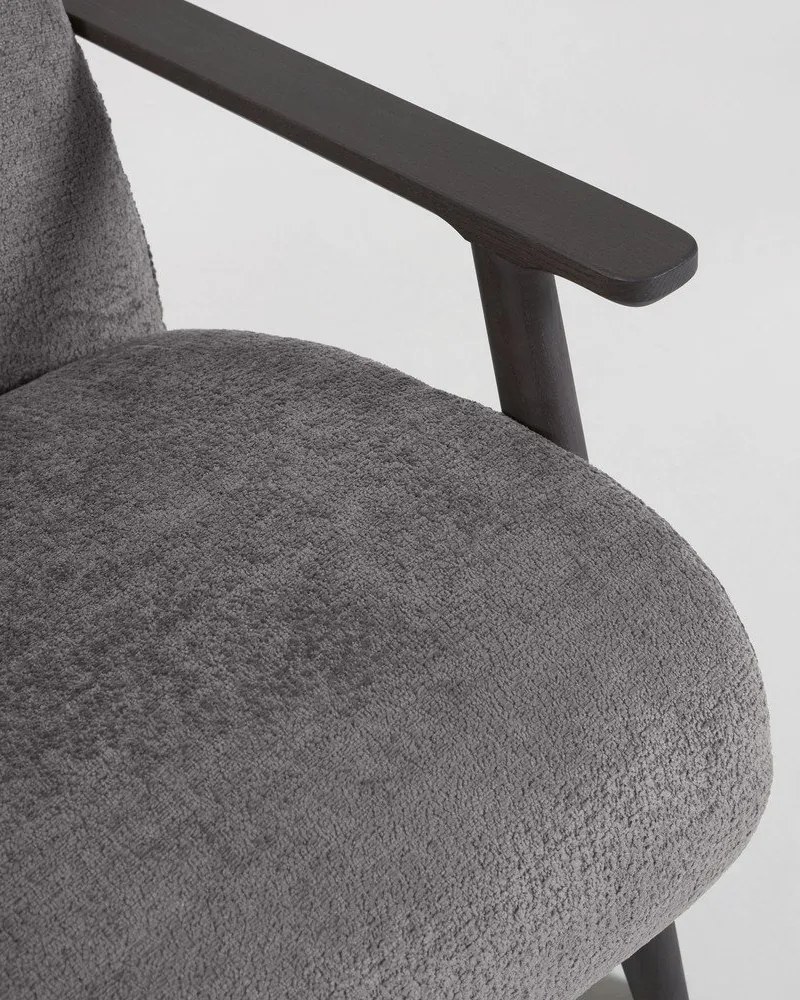 Szary fotel Meghan − Kave Home