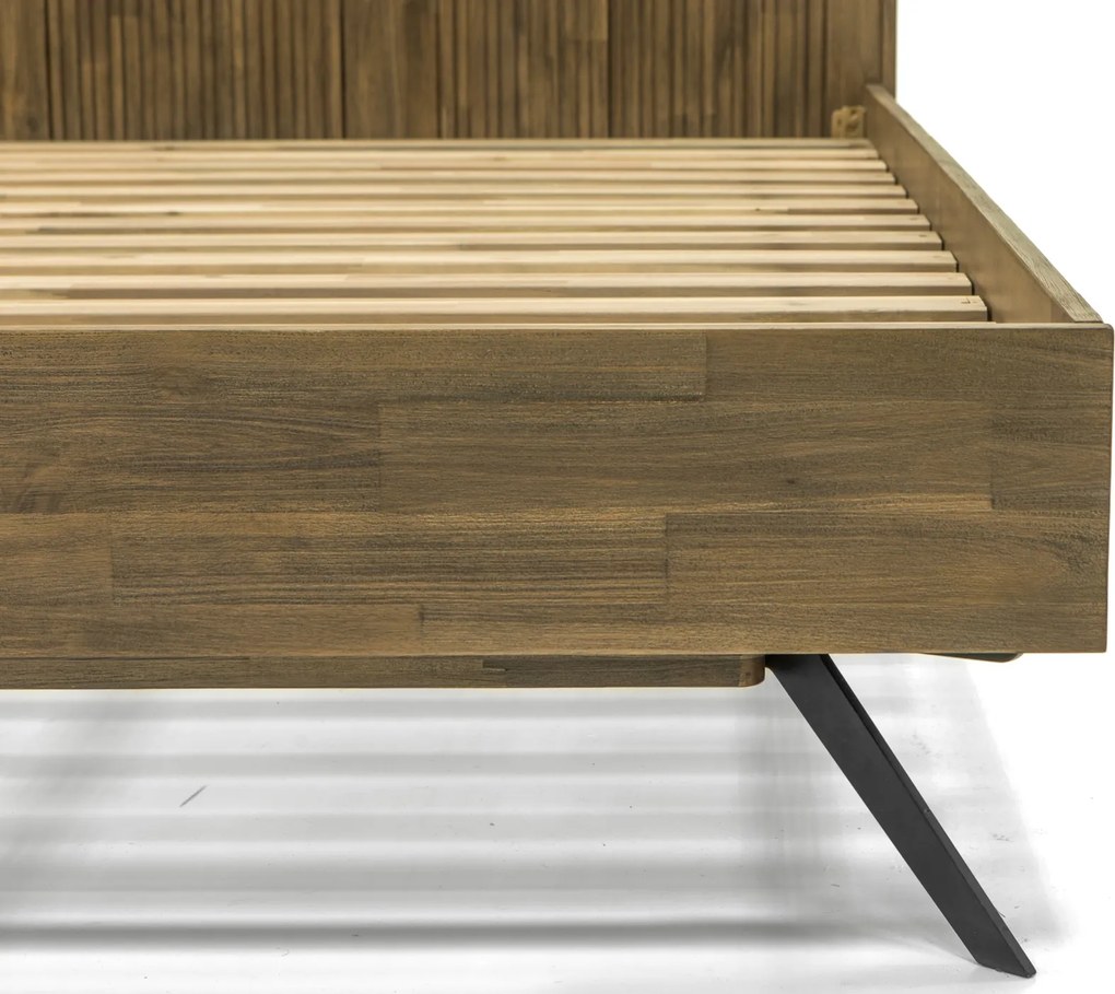 Loftowe łóżko drewniane z wysokim zagłówkiem Massa K01 180 cm