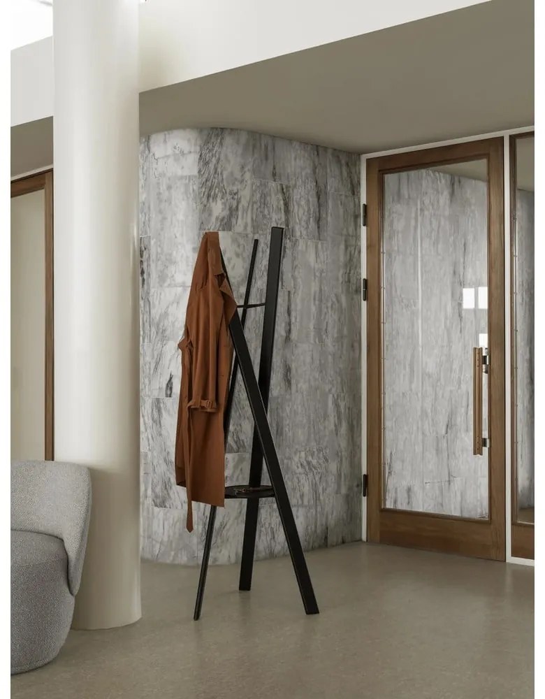 Czarny wieszak z litego drewna dębowego 62x176 cm Rakku – Blomus