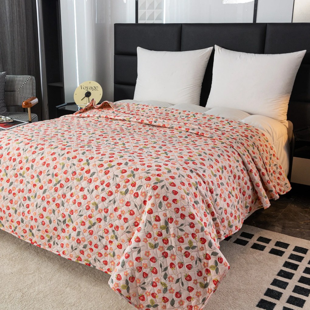 Narzuta na łóżko STRAWBERRY różowy Rozmiar: 220 x 240 cm