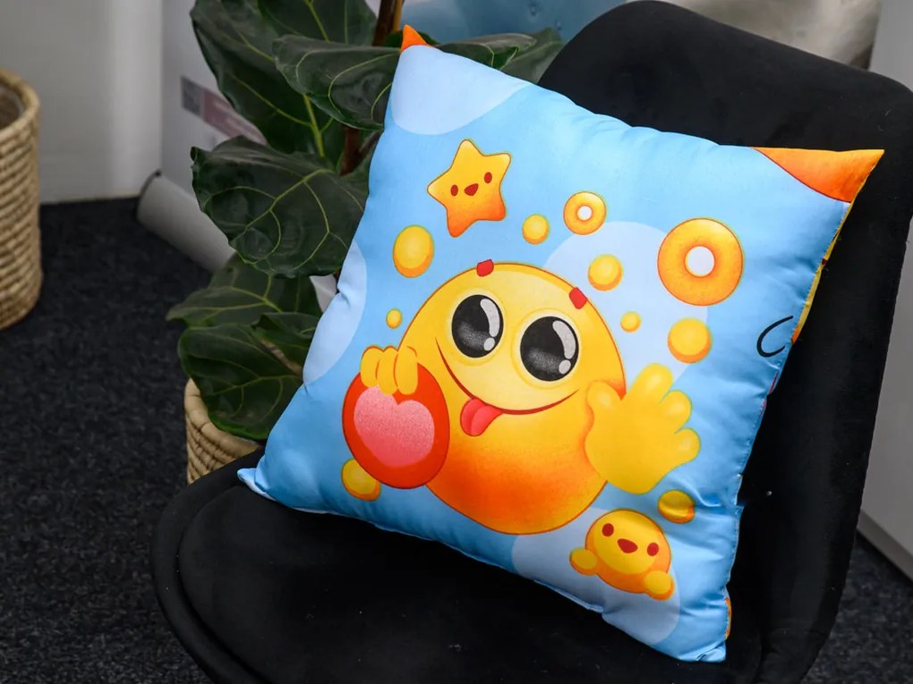 Dekoracyjna poduszka z mikrofibry EMOJI niebieska 45 x 45 cm