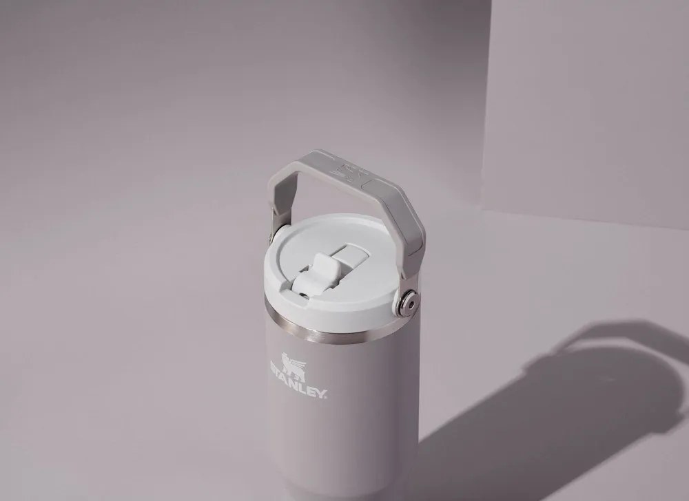 Jasnoszary termos ze stali nierdzewnej 410 ml IceFlow™ Flip Straw 2.0 Tumbler Ash – Stanley