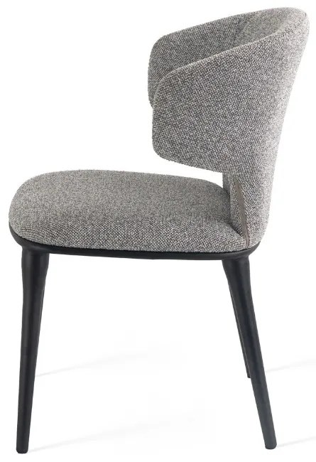 Stylowe krzesło Serene, które łączy miękką tkaninę z wygodą i solidnym wykonaniem, idealne do wnętrz z charakterem.