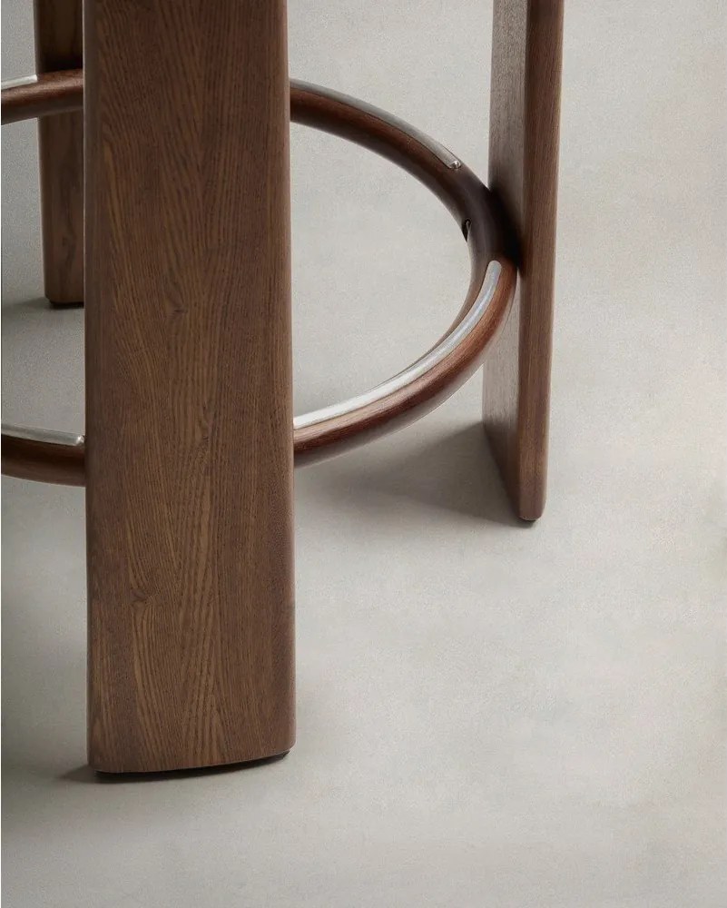 Hoker w kolorze brązowo-ciemnonaturalnym z litego drewna jesionowego (wysokość siedziska 75 cm) Granite – Kave Home