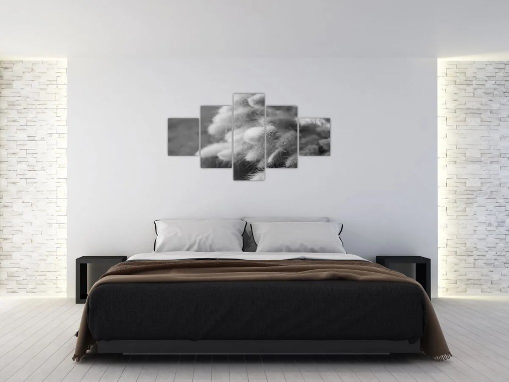 Obraz - trawa z króliczym ogonkiem na stole (125x70 cm)