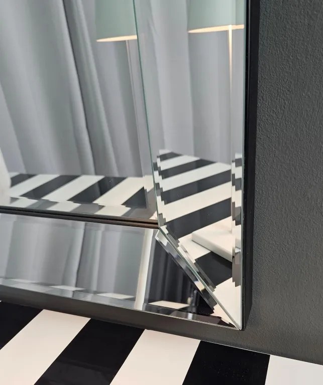 Lustro w lustrzanej ramie, szlifowane fazą , 74x104cm