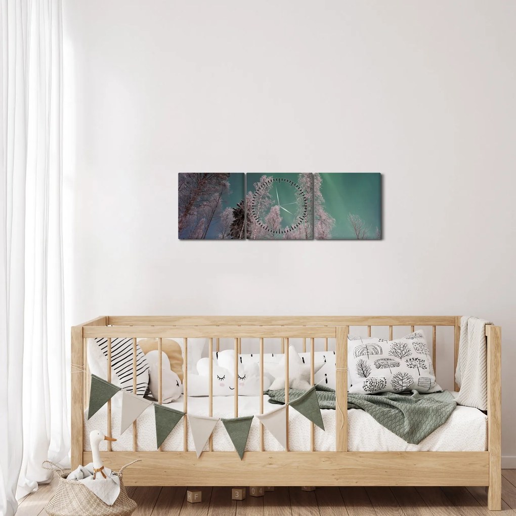 Obraz zorzy polarnej nad zamarzniętymi drzewami (z zegarem) (90x30 cm)