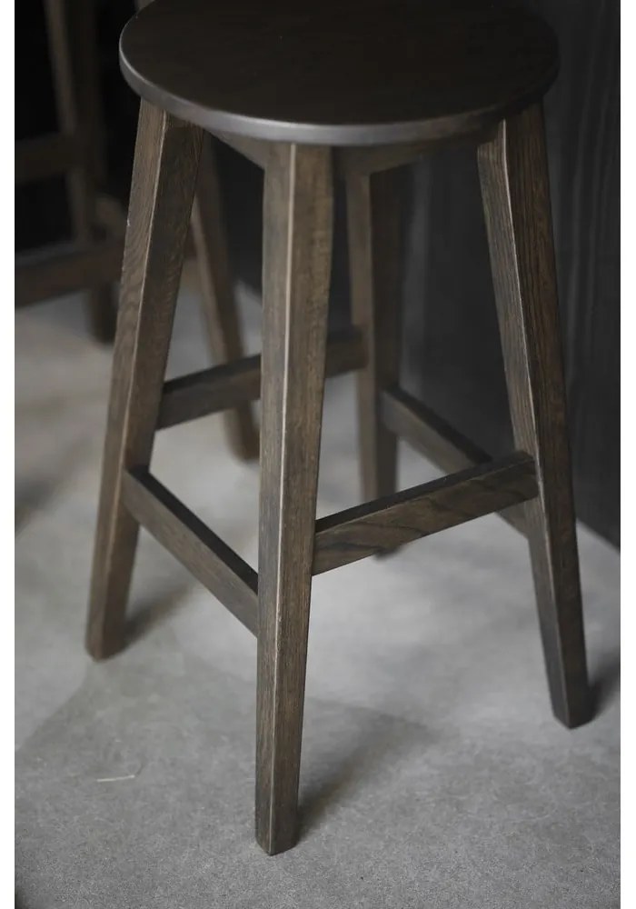 Ciemnobrązowe hokery zestaw 2 szt. z litego drewna dębowego (wysokość siedziska 65 cm) Austin – Rowico