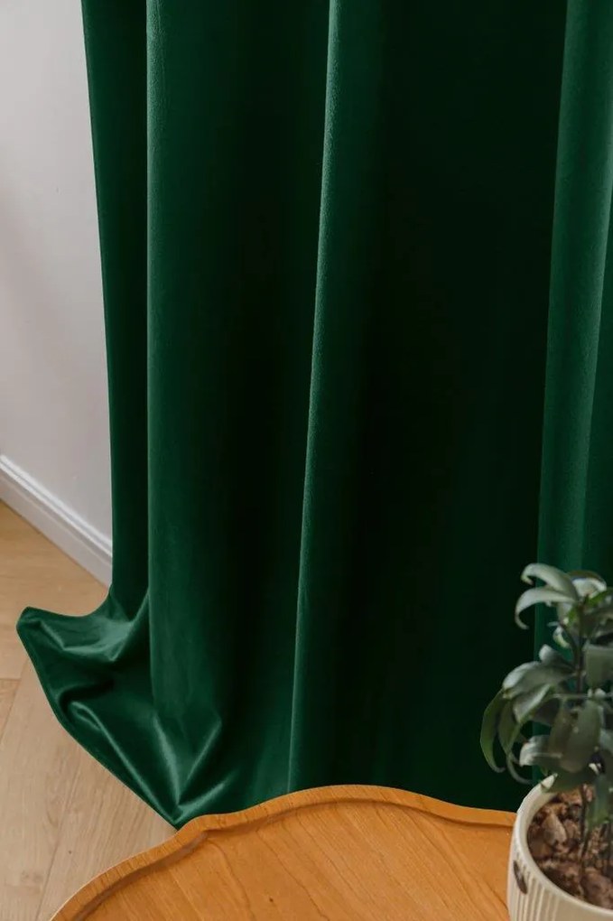 Ciemnozielona zasłona zaciemniająca VELVET 140x270 cm Zawieszanie: Taśma z wiązaniami