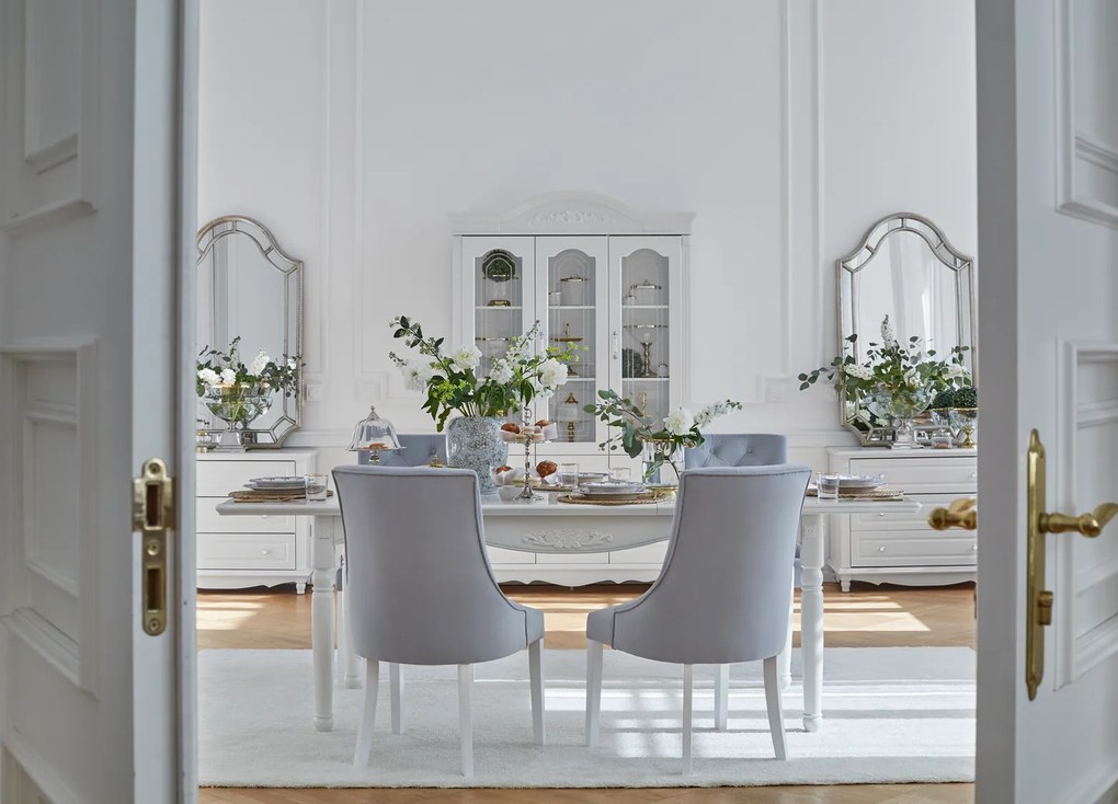 Elegancki biały stół do jadalni rozkładany Abigail 180x100x80 cm, wymiary po rozłożeniu 240x100 cm. Stół ma toczone nogi, jest zdobiony sztukaterią. Stół do salonu. Meble w stylu angielskim Victoria.