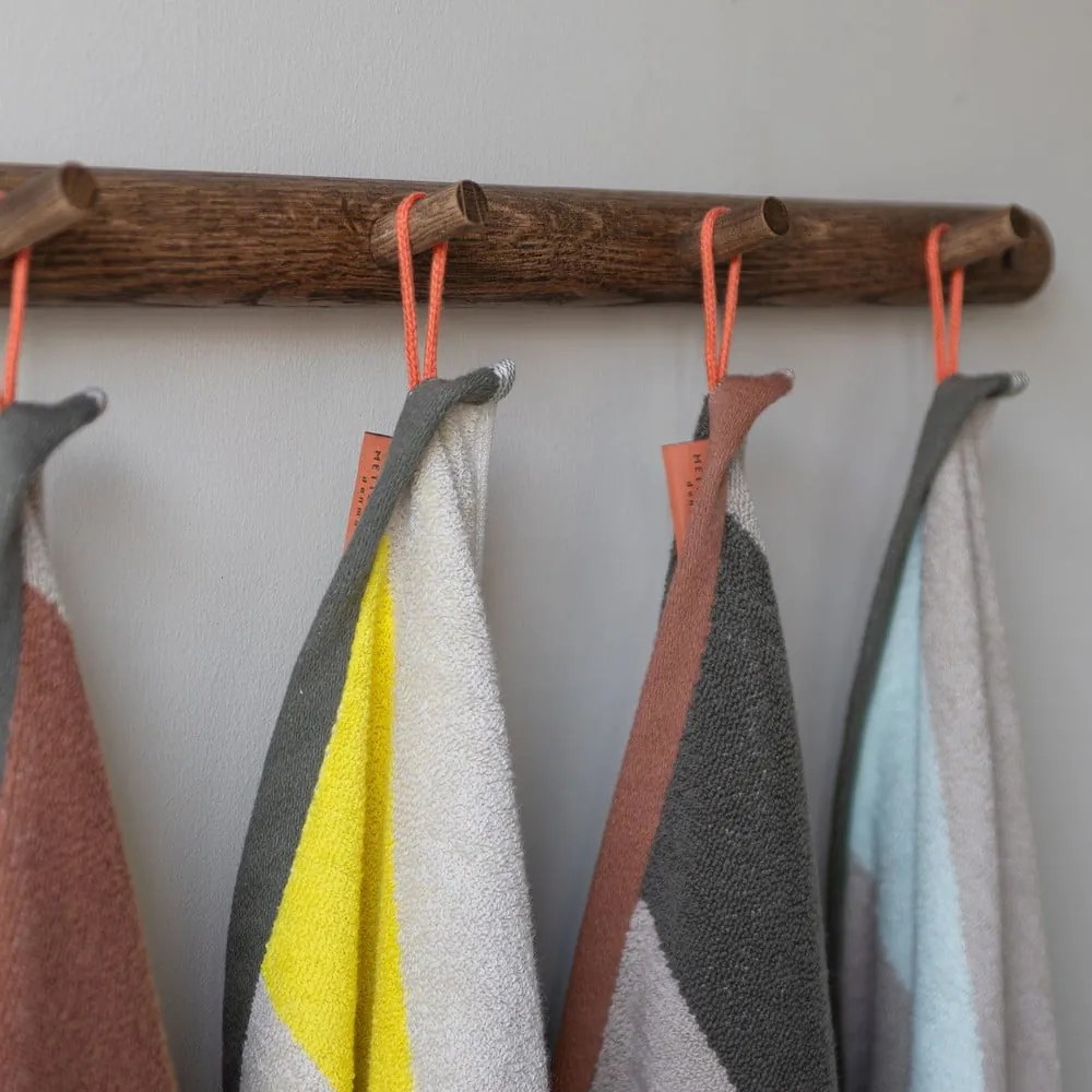 Ręcznik z bawełny organicznej frotte w kolorze khaki 50x90 cm Diagonal – Mette Ditmer Denmark
