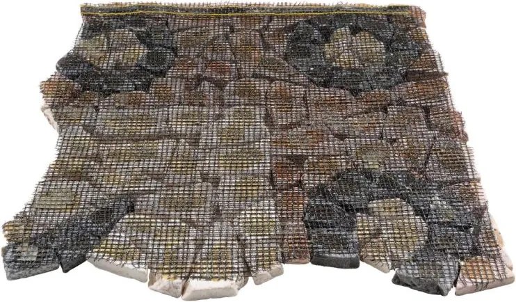 Mozaika marmurowa, motyw kwiatu, o wymiarach 90 x 90 cm.