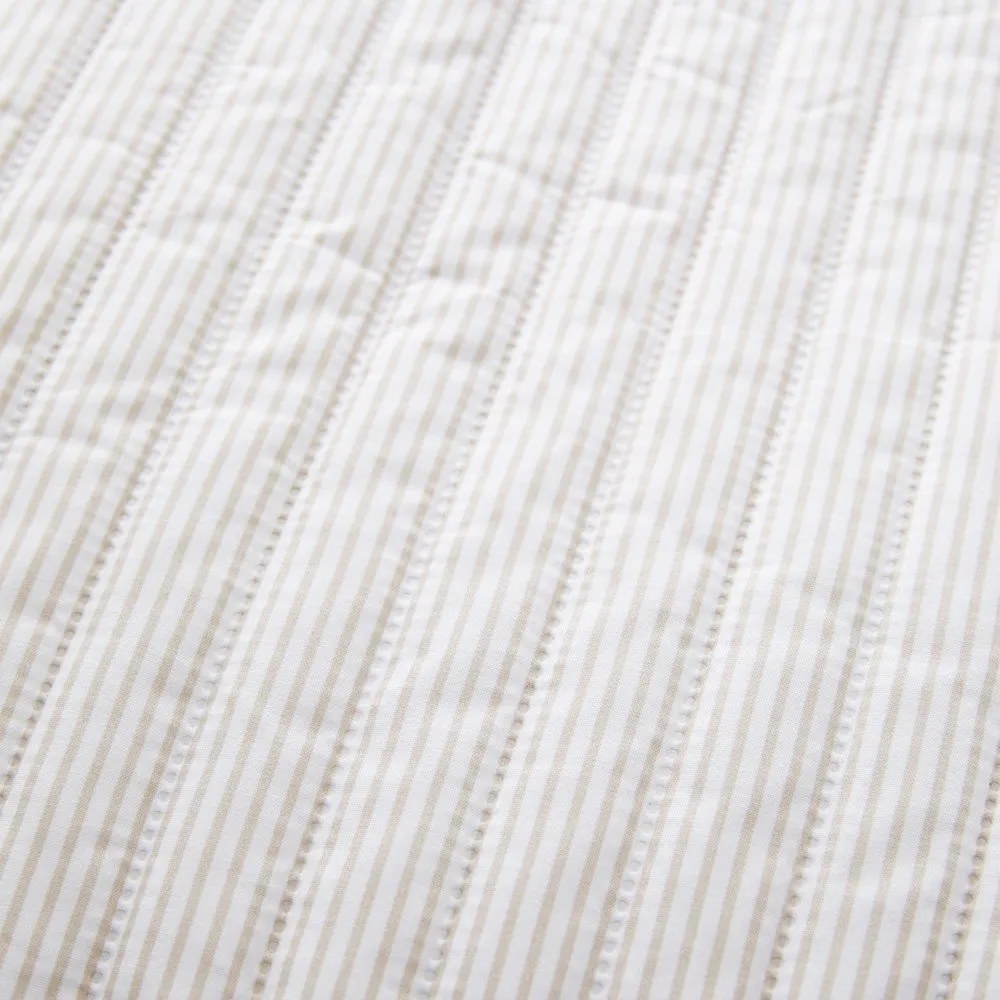 Beżowa narzuta pikowana 220x230 cm Stripe – Catherine Lansfield