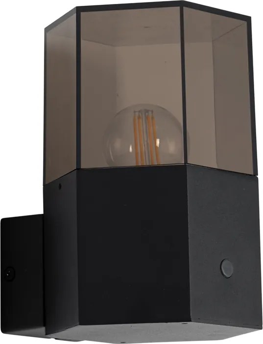 Lampa ścienna zewnętrzna czarna z dymionym szkłem w kształcie sześciokąta i czujnikiem zmierzchu - Denmark