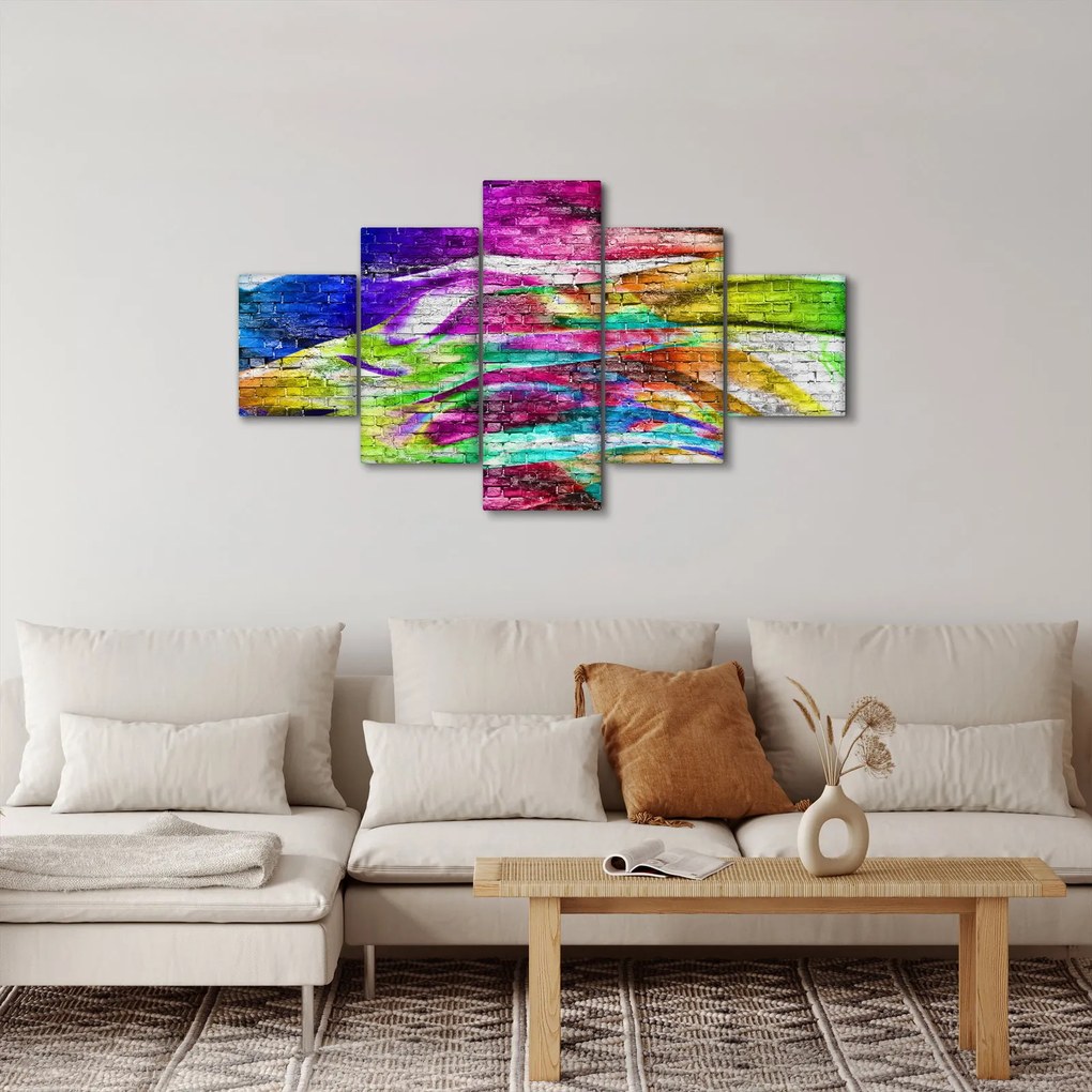Obraz - Mur z cegły z kolorowymi płomieniami (125x70 cm)