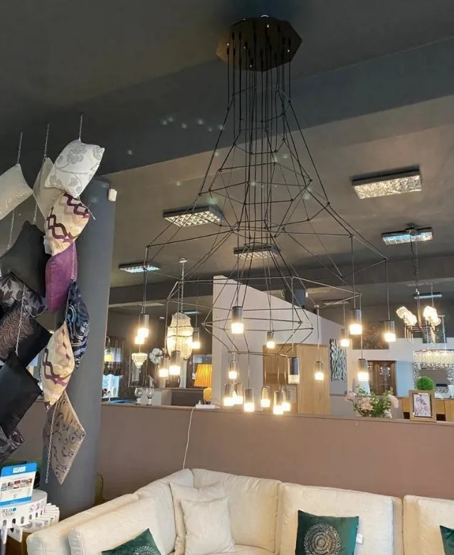 Metalowy żyrandol z kloszami ze szkła satynowego Flusso 20