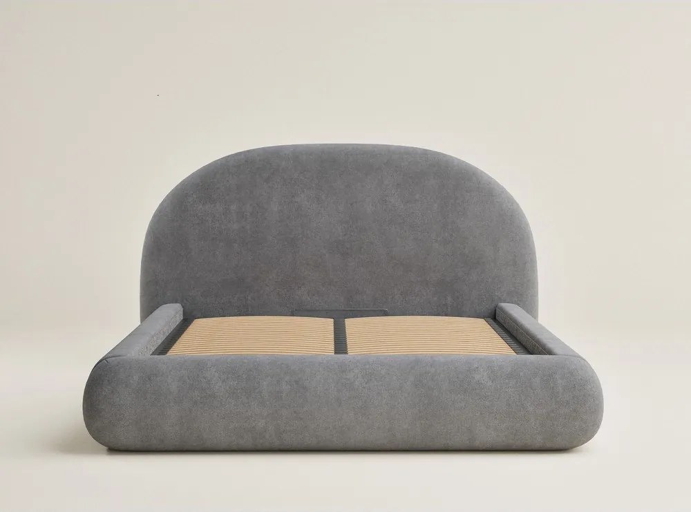 Szare tapicerowane łóżko dwuosobowe ze schowkiem ze stelażem 180x200 cm Maumere – Maison de Rêve