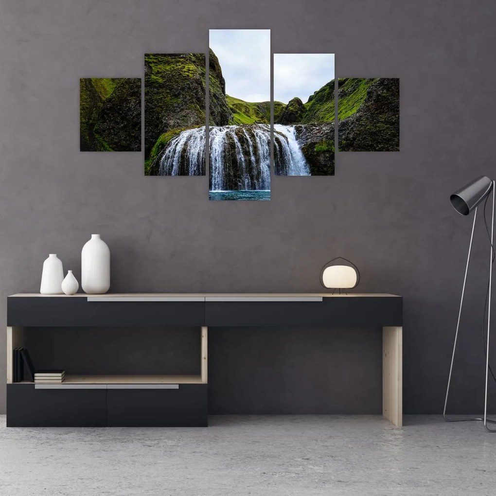 Obraz klifu z wodospadem (125x70 cm)