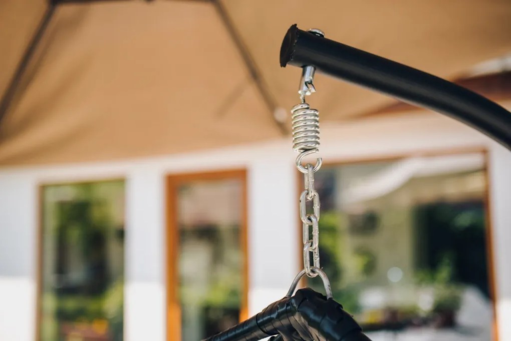 Czarne wiszące krzesło KOKON ze stojakiem, szara poduszka