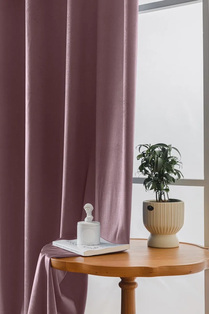 Jasnofioletowa zaciemniająca zasłona VELVET 140x270 cm Zawieszanie: Taśma z wiązaniami