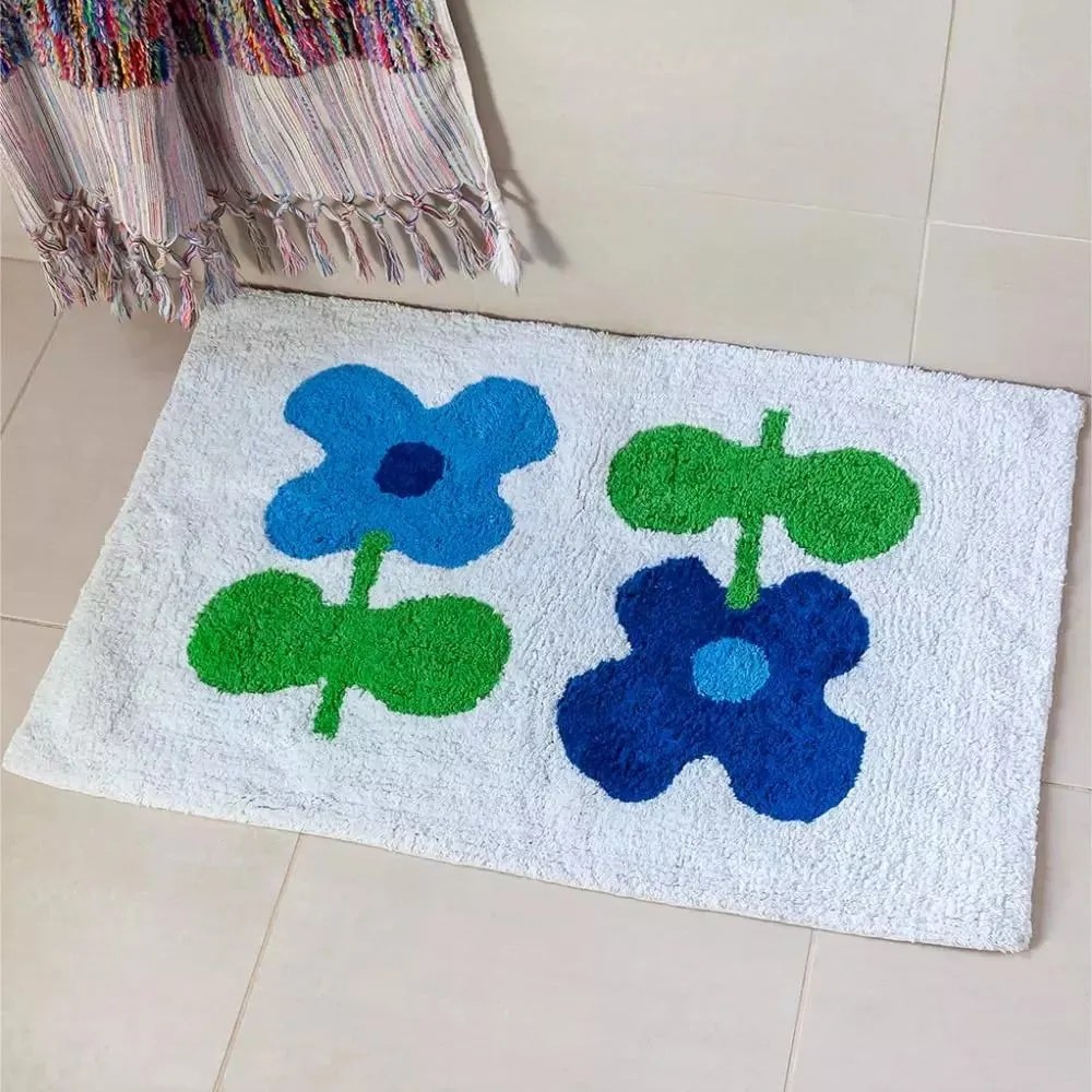 Biało-niebieski dywanik łazienkowy 50x80 cm Blue Flowers – Rex London