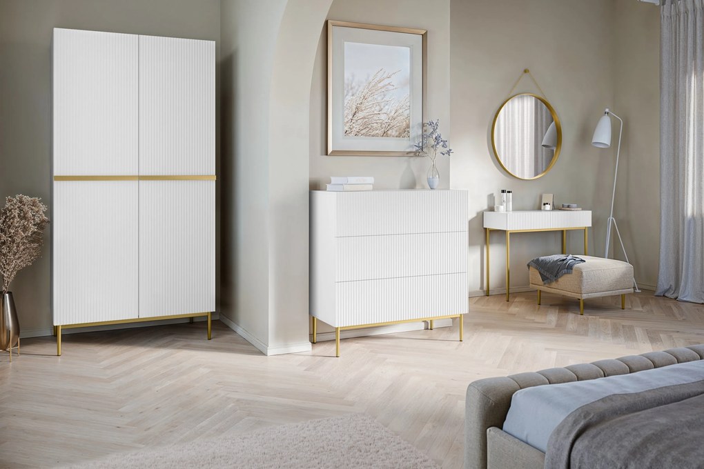 Komoda Nicole 100 cm z szufladami i ryflowanym frontem - biały mat / złote nóżki