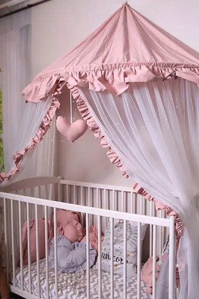 Różowo-biały baldachim dla dziecka z 6 poduszkami i matą Bambino
