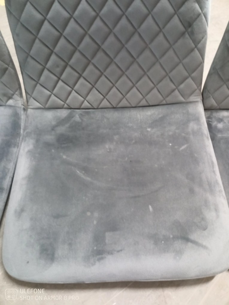 PROMOCJA Szare krzesło IRYS VELVET z czarnymi nogami II. jakość