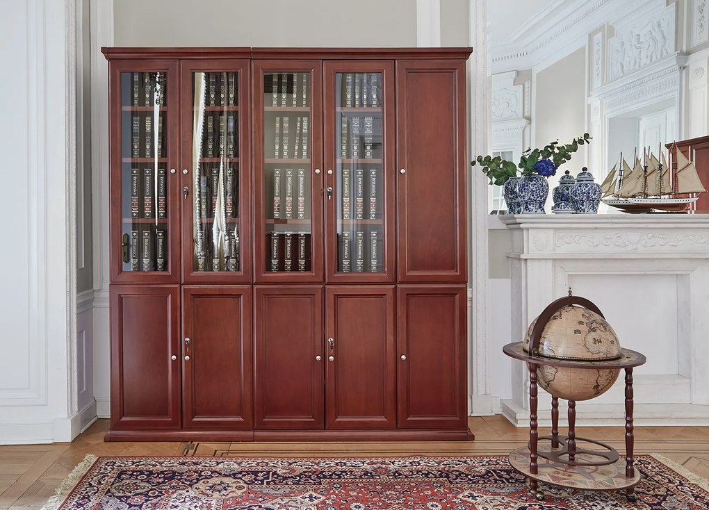 Szafa gabinetowa 3-drzwiowa z górnymi drzwiami częściowo przeszklonymi. Dolne drzwi są pełne. Wymiary 120x40x220 cm. Szafa jest fornirowana, ma widoczne usłojenie, fronty są wykończone płyciną.