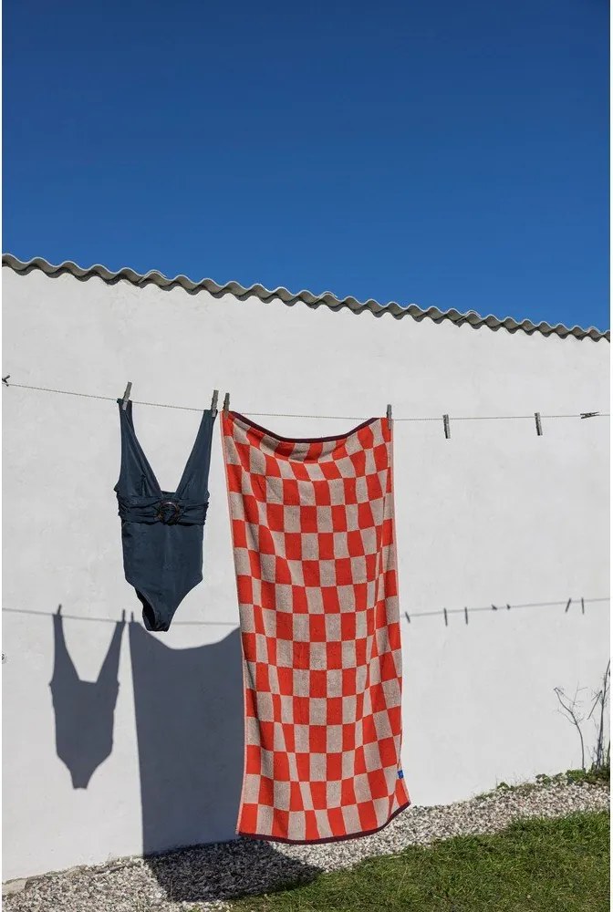 Pomarańczowo-beżowy ręcznik kąpielowy z bawełny organicznej frotte 70x133 cm Retro – Mette Ditmer Denmark