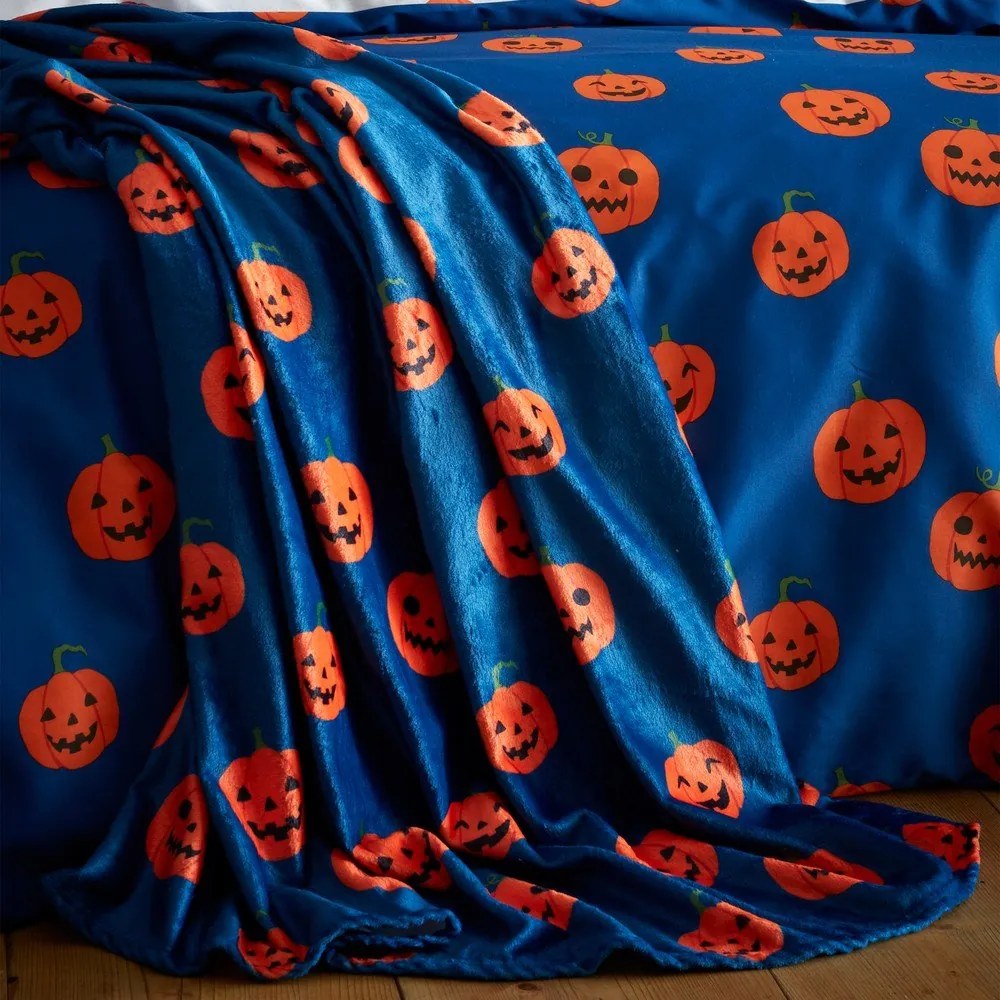 Niebieski/pomarańczowy koc z motywem Halloween z mikropluszu 130x170 cm Halloween Pumpkins – Catherine Lansfield
