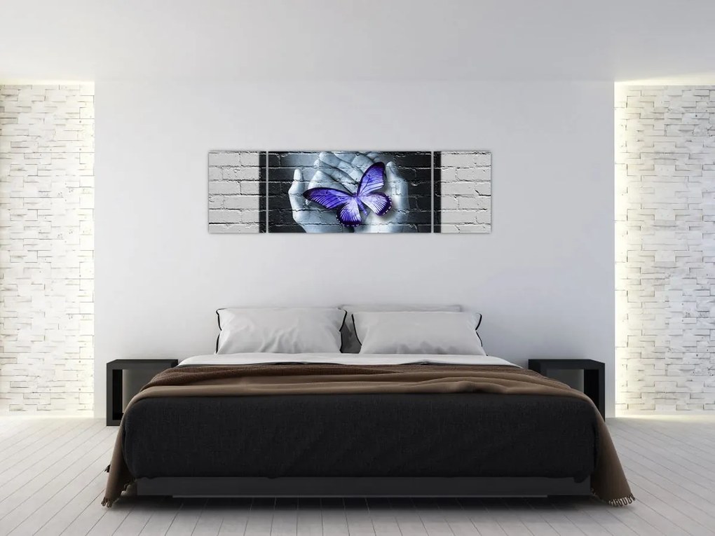 Obraz - Fioletowy motyl na ścianie (170x50 cm)